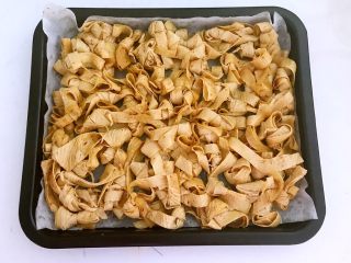 15、五香豆皮扣,把烤盘取出来给豆皮扣翻面