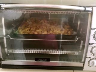 16、五香豆皮扣,再把烤盘放入烤箱,继续烤8分钟即可