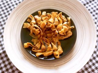 18、五香豆皮扣,五香豆皮扣很有嚼头,咸辣适宜