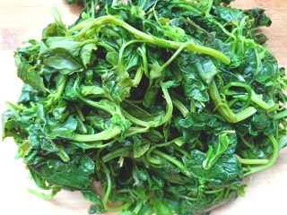 4、凉拌灰灰菜,挤干水分，切碎