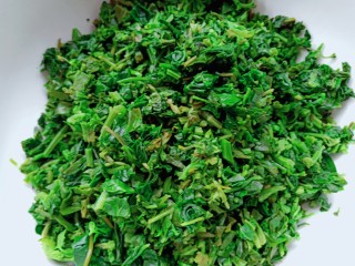 5、凉拌灰灰菜,切好后，装入碗中