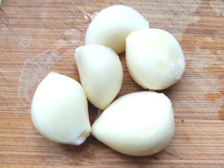 8、凉拌灰灰菜,蒜洗净