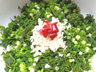 12、凉拌灰灰菜,碗中放入葱，蒜，干辣椒段