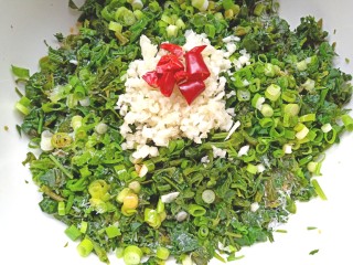 13、凉拌灰灰菜,在加入少许盐，生抽，醋，香油