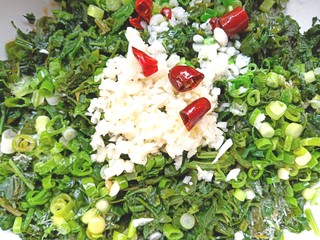 15、凉拌灰灰菜,泼入碗中蒜泥上