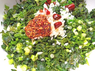 16、凉拌灰灰菜,在加入两勺油泼辣子，搅拌均匀装碗中