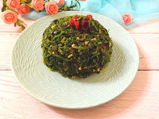 17、凉拌灰灰菜,装碗后，在扣入盘中，酸辣爽口，鲜嫩美味的凉拌灰灰菜超好吃。