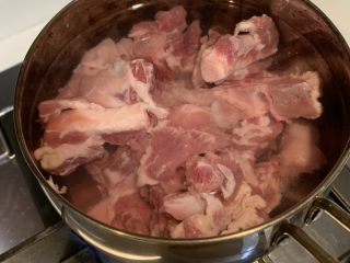 1、蒲瓜排骨汤,排骨洗干净，冷水入锅，大火煮开，把血水煮出来