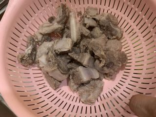 2、蒲瓜排骨汤,倒掉血水，沥干。在煲汤的煲里煮滚水，然后放入排骨，适量料酒，煮开后转小火煮20分钟