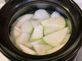 3、蒲瓜排骨汤,然后放入蒲瓜，继续盖上盖子煮