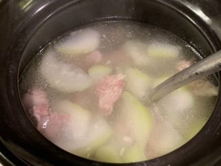 4、蒲瓜排骨汤,煮到蒲瓜软后，加适量盐，出锅