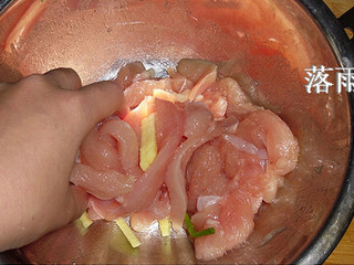 1、炸鸡柳,鸡脯肉切条，加入葱姜，盐、料酒、鸡精、白糖用手抓匀腌制半小时入味