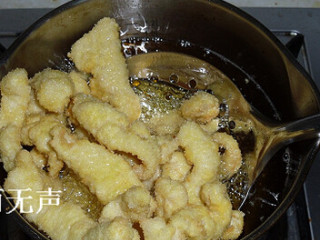 4、炸鸡柳,再改中大火，炸至表面金黄捞出控油