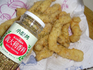 5、炸鸡柳,在上面撒上一些意大利香料即可开吃