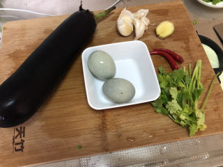 1、蒜蓉茄子,食材合照，茄子一颗，皮蛋两个，蒜半头，姜一小块，小米辣两个，香菜一颗