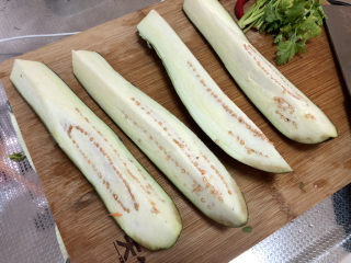 2、蒜蓉茄子,茄子清洗，一切为四