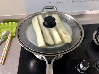 3、蒜蓉茄子,蒸锅烧水，放入茄子，水开蒸10到15分钟，到筷子可以轻松戳进茄子，即可关火