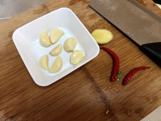 4、蒜蓉茄子,蒜剥皮，姜搓洗干净，小米辣去蒂清洗，香菜洗净