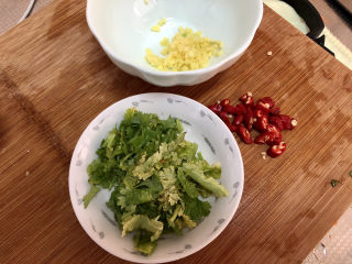 5、蒜蓉茄子,改刀：姜切末，小米辣切小圈，香菜切碎