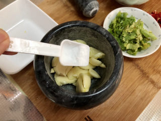 6、蒜蓉茄子,蒜拍一下，放入蒜臼，加少许食盐