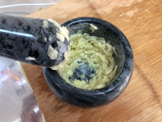 7、蒜蓉茄子,捣成蒜蓉