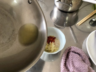 9、蒜蓉茄子,分次浇上八成热的热油，搅拌均匀