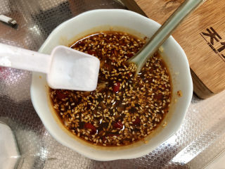 13、蒜蓉茄子,两汤匙凉开水，搅拌均匀，尝下咸淡，根据个人口味添加少许食盐