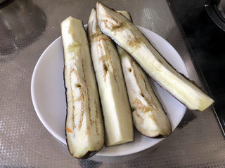 15、蒜蓉茄子,蒸好的茄子取出，