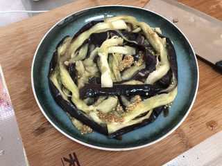 16、蒜蓉茄子,茄子撕长条摆盘