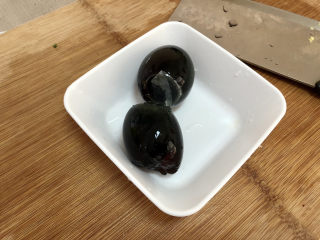 17、蒜蓉茄子,皮蛋剥壳洗净