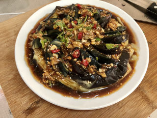 20、蒜蓉茄子,最后浇上调味汁，撒上小米辣香菜即可