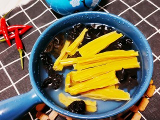 1、芹菜拌腐竹,腐竹和木耳凉水浸泡