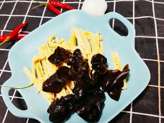 2、芹菜拌腐竹,浸泡数小时后将腐竹切丝，木耳切块