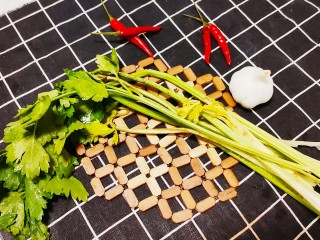 3、芹菜拌腐竹,准备一根大芹去根