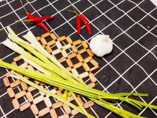 4、芹菜拌腐竹,摘掉叶子