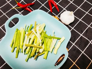 5、芹菜拌腐竹,切成段