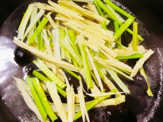 6、芹菜拌腐竹,热水下锅