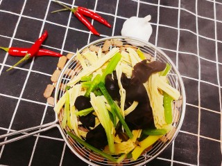 7、芹菜拌腐竹,煮熟后捞起沥水备用