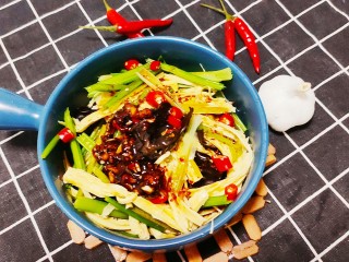 11、芹菜拌腐竹,再加入小米椒