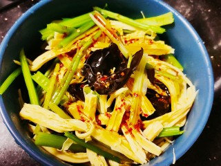10、芹菜拌腐竹,倒入菜中