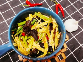 12、芹菜拌腐竹,搅拌均匀