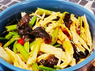 13、芹菜拌腐竹,爽口的凉拌芹菜腐竹就做好了