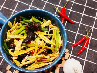 15、芹菜拌腐竹,成品图