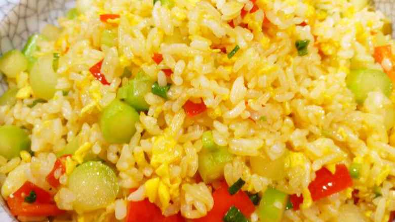 菜粒剁椒鸡蛋炒饭