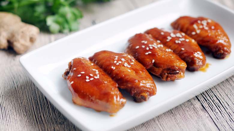 红烧鸡翅家宴上不可缺席的一道美味红亮诱人的秘诀在于糖色