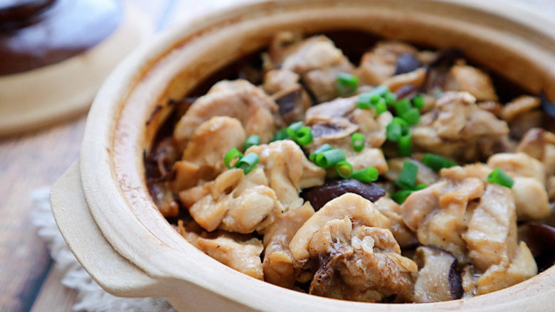 香菇滑鸡煲仔饭