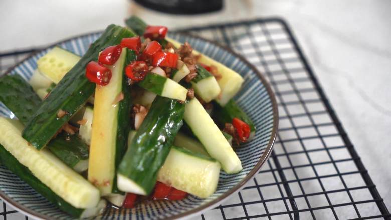 夏天必备凉菜油淋黄瓜清脆爽口鲜香开胃做法简单更健康
