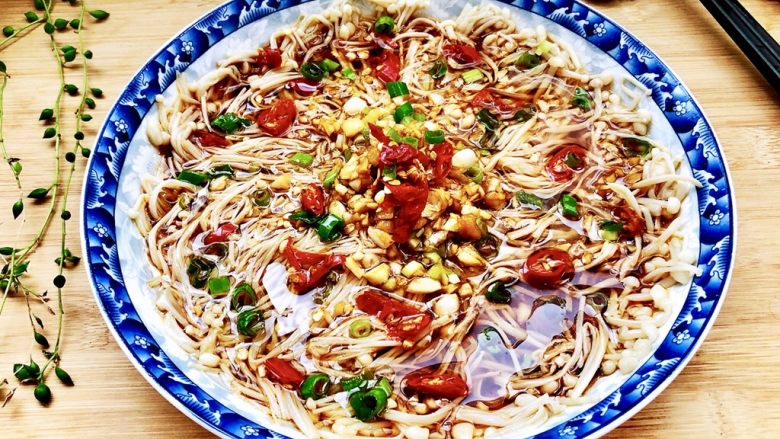 夏日里的开胃小凉菜蒜蓉炝拌金针菇