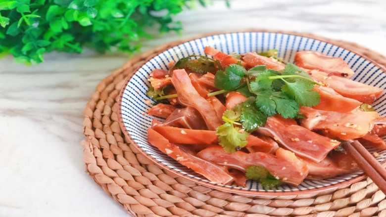 脆脆的卤煮耳搭配上酸酸辣辣的调料汁超级下酒