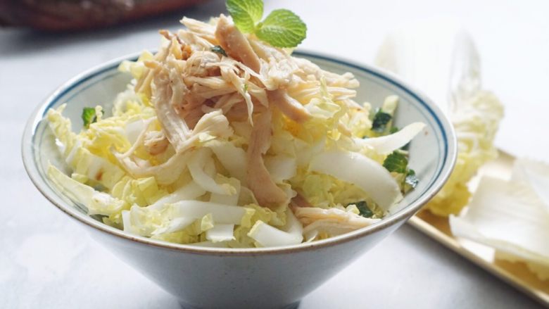 这份爽口的鸡丝拌娃娃菜春燥时正润